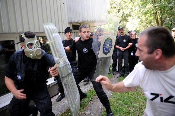 policija atakuoja turgaus prekeivius